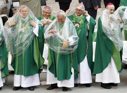 preti cattolici aprono a preservativi